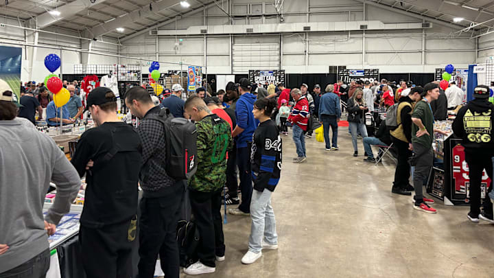 Crowds filled the aisles at the 2024 Fall edition of the Toronto Sport Card Expo.
