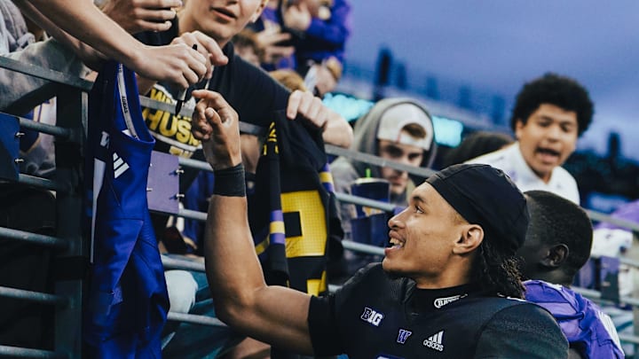 Demond Williams Jr. will be singing autographs again after Saturday night's mock game. Demond Williams Jr. will be singing autographs again after Saturday night's mock game.