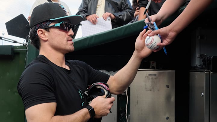 Sep 9, 2025; San Francisco, California, USA; Arizona Diamondbacks outfielder Corbin Carroll (7) signs autographs for fans before the game against the San Francisco Giants at Oracle Park. Mandatory Credit: Robert Edwards-Imagn Images Sep 9, 2025; San Francisco, California, USA; Arizona Diamondbacks outfielder Corbin Carroll (7) signs autographs for fans before the game against the San Francisco Giants at Oracle Park. Mandatory Credit: Robert Edwards-Imagn Images