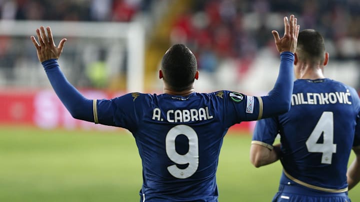 A Fiorentina de Arthur Cabral segue na disputa pelo título da Conference League.