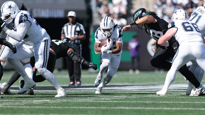 Dallas Cowboys running back Jaydon Blue carries the ball against the New York Jets.