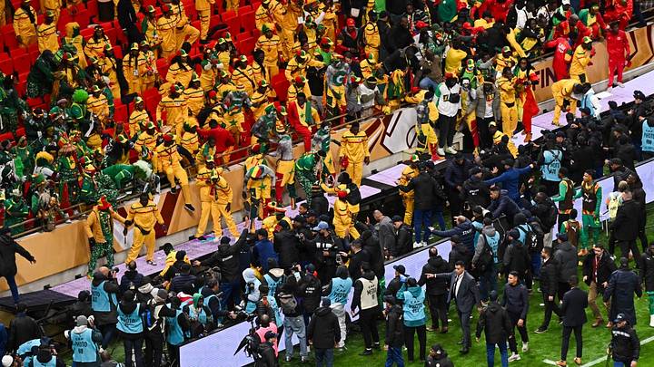 Durante la Final de la Copa Africana de Naciones hubo un intento de invasión al campo debido a la polémica arbitral. Durante la Final de la Copa Africana de Naciones hubo un intento de invasión al campo debido a la polémica arbitral.