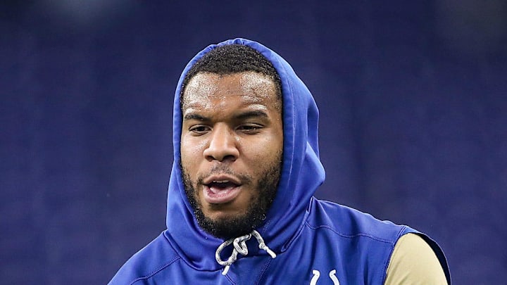 Former Indianapolis Colts tight end Eric Ebron warms up