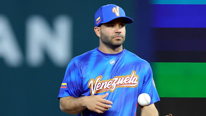 José Altuve casi recibió un pelotazo en la cara ante República Dominicana