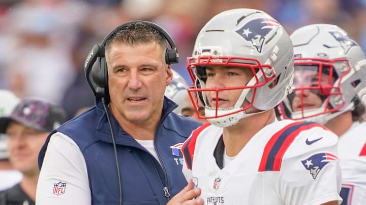 Oct 19, 2025; Nashville, Tennessee, USA; New England Patriots coach Mike Vrabel talks to quarterback Drake Maye (10) during the second quarter at Nissan Stadium. Mandatory Credit: Andrew Nelles-USA TODAY Network via Imagn Images