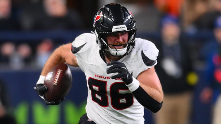 Oct 20, 2025; Seattle, Washington, USA; Houston Texans tight end Dalton Schultz (86) carries the ball after a catch during the third quarter against the Seattle Seahawks at Lumen Field. Mandatory Credit: Steven Bisig-Imagn Images Oct 20, 2025; Seattle, Washington, USA; Houston Texans tight end Dalton Schultz (86) carries the ball after a catch during the third quarter against the Seattle Seahawks at Lumen Field. Mandatory Credit: Steven Bisig-Imagn Images