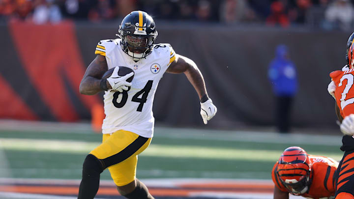 Dec 1, 2024; Cincinnati, Ohio, USA; Pittsburgh Steelers running back Cordarrelle Patterson (84) runs the ball during the first quarter against the Cincinnati Bengals at Paycor Stadium. Mandatory Credit: Joseph Maiorana-Imagn Images Dec 1, 2024; Cincinnati, Ohio, USA; Pittsburgh Steelers running back Cordarrelle Patterson (84) runs the ball during the first quarter against the Cincinnati Bengals at Paycor Stadium. Mandatory Credit: Joseph Maiorana-Imagn Images