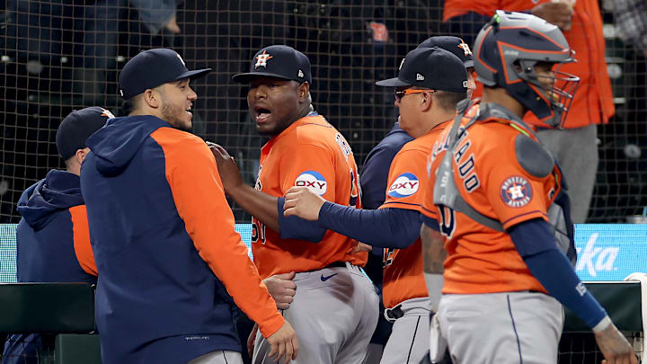 Héctor Neris y Julio Rodríguez casi se van a las manos 