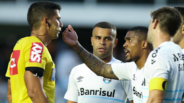 Douglas Costa não tem o futuro garantido no Grêmio. Bom reforço? 