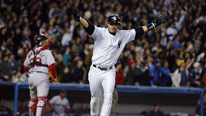 El épico jonrón de Aaron Boone, pero como jugador de los New York Yankees, en extrainning en la postemporada del 2003, es uno de los grandes momentos de la rivalidad ante Boston Red Sox 