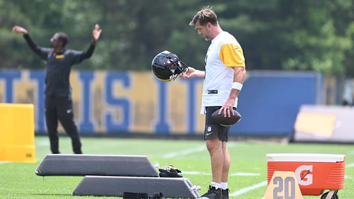 Jun 10, 2025; Pittsburgh, PA, USA; Pittsburgh Steelers quarterback Aaron Rodgers (8) looks over his helmet during minicamp at their South Side facility. Mandatory Credit: Philip G. Pavely-Imagn Images Jun 10, 2025; Pittsburgh, PA, USA; Pittsburgh Steelers quarterback Aaron Rodgers (8) looks over his helmet during minicamp at their South Side facility. Mandatory Credit: Philip G. Pavely-Imagn Images