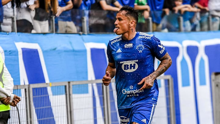 Com gols de Edu e Bidu, o Cruzeiro venceu a Ponte Preta e se isolou na liderança da Série B. Com gols de Edu e Bidu, o Cruzeiro venceu a Ponte Preta e se isolou na liderança da Série B.