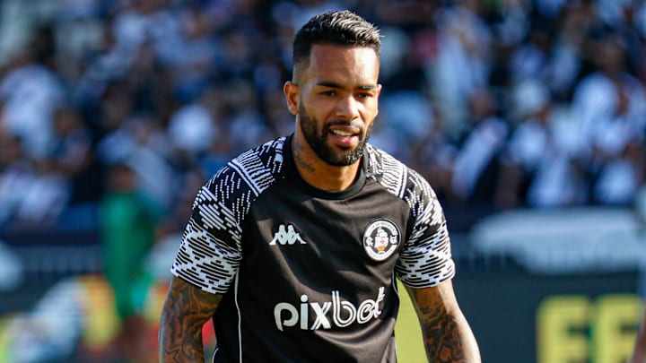 Identificado com a torcida vascaína, atacante de 32 anos ainda não definiu seu futuro Identificado com a torcida vascaína, atacante de 32 anos ainda não definiu seu futuro