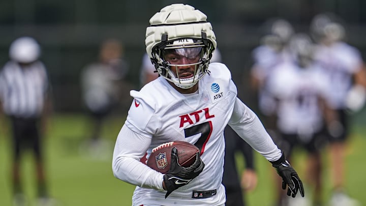 Jul 24, 2025; Flowery Branch, GA, USA; Atlanta Falcons running back Bijan Robinson (7) runs with the ball during training camp at IBM Performance Field. Mandatory Credit: Dale Zanine-Imagn Images Jul 24, 2025; Flowery Branch, GA, USA; Atlanta Falcons running back Bijan Robinson (7) runs with the ball during training camp at IBM Performance Field. Mandatory Credit: Dale Zanine-Imagn Images