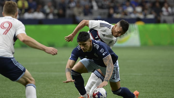 Sporting Kansas City forward Alan Pulido (9) battles for the ball Sporting Kansas City forward Alan Pulido (9) battles for the ball