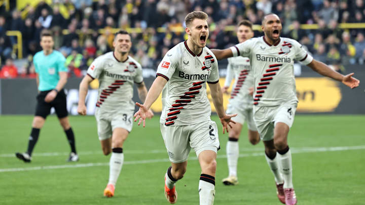 Josip Stanisic (m.) bejubelt seinen Treffer Josip Stanisic (m.) bejubelt seinen Treffer