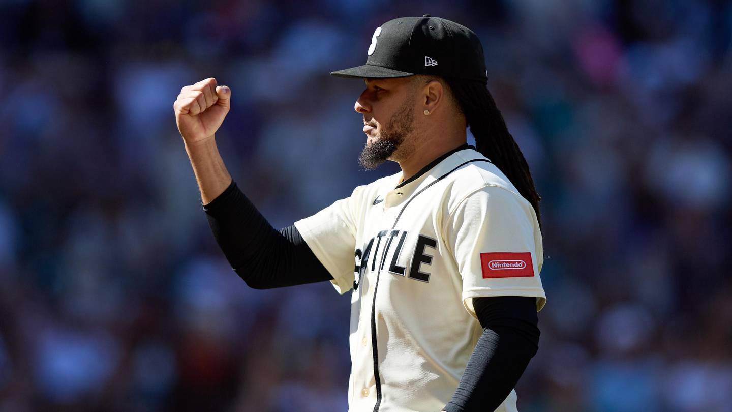 Luis Castillo Trade Rumors Are Testing the Mariners’ Deadlin