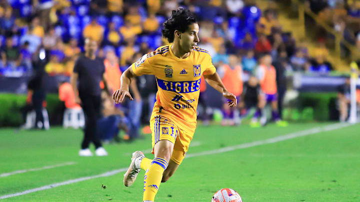 Diego Lainez no la ha pasado bien en Tigres UANL 
