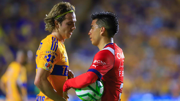 Sebastián Córdova de Tigres y Fernando Beltrán de Chivas durante la gran final de Ida del Clausura 2023.
