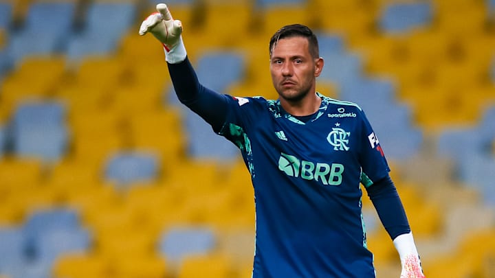 Com novas falhas, Diego Alves fica em evidência no Flamengo, que precisa de novo goleiro.