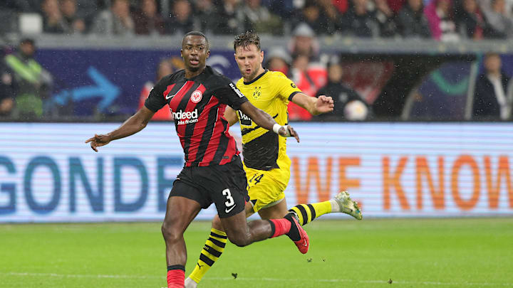 Willian Pacho (l.) im Laufduell mit Niclas Füllkrug