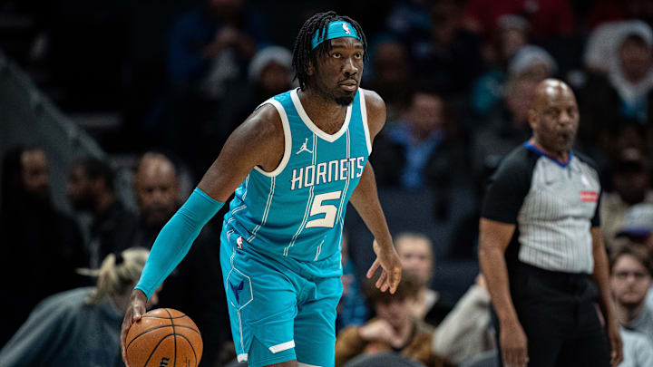 Mark Williams regresó a los Hornets tras la cancelación de su traspaso a los Lakers