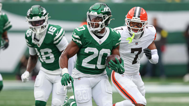 Nov 9, 2025; East Rutherford, New Jersey, USA; New York Jets running back Breece Hall (20) carries the ballduring the first half against the Cleveland Browns at MetLife Stadium. Mandatory Credit: Vincent Carchietta-Imagn Images