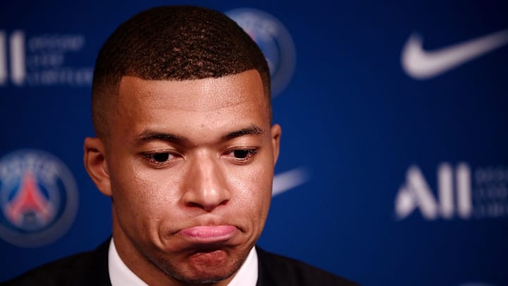 Kylian Mbappé en conférence de presse avec le PSG
