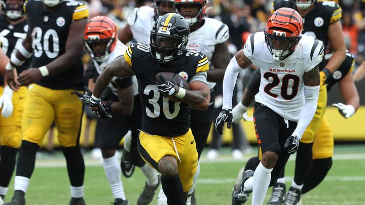 Pittsburgh Steelers running back Jaylen Warren (30) runs against Cincinnati Bengals cornerback Tacario Davis (20) during the fourth quarter at Acrisure Stadium. Pittsburgh Steelers running back Jaylen Warren (30) runs against Cincinnati Bengals cornerback Tacario Davis (20) during the fourth quarter at Acrisure Stadium.
