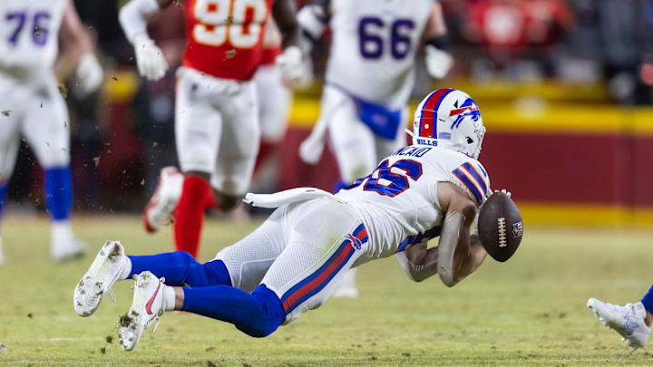 Buffalo Bills tight end Dalton Kincaid (86) drops a pass in the fourth quarter against the Kansas City Chiefs.