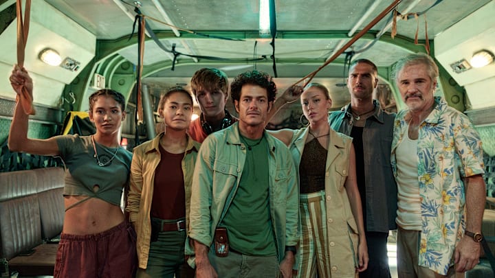 Bandidos S1. (L to R) Andrea Chaparro as Citlali, Mabel Cadena as Inés, Juan Pablo Fuentes as Lucas, Alfonso Dosal as Miguel, Ester Expósito as Lilí, Nico Furtado as Octavio, Juan Pablo Medina as Wilson in Bandidos S1. Cr. Julieta Horak / Netflix ©2024