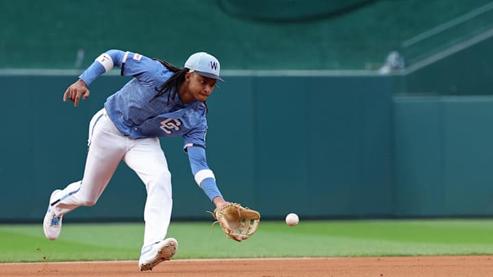 Sep 27, 2025; Washington, District of Columbia, USA; Washington Nationals shortstop CJ Abrams (5) fields a ground ball by Chicago White Sox shortstop Chase Meidroth (not pictured) during the first inning at Nationals Park. Mandatory Credit: Geoff Burke-Imagn Images