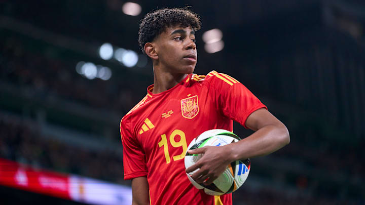 Con 16 años Lamine Yamal ya juega en el primer equipo del FC Barcelona y en la selección de España 