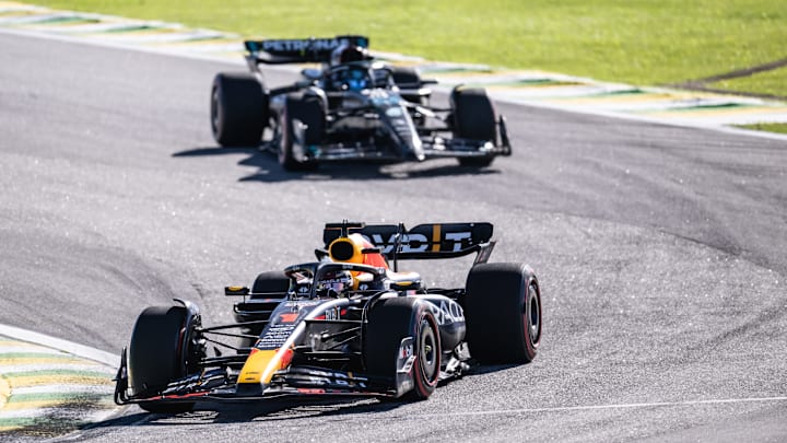 Max Verstappen adelante, disputando el Sprint Shootout con su monoplaza de Red Bull