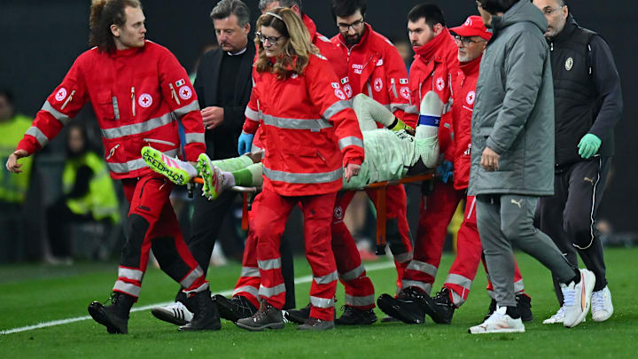 Mike Maignan est sorti sur civière face à l'Udinese.
