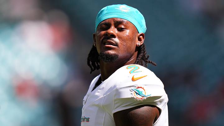 Miami Dolphins quarterback Malik Willis (2) warms up Miami Dolphins quarterback Malik Willis (2) warms up