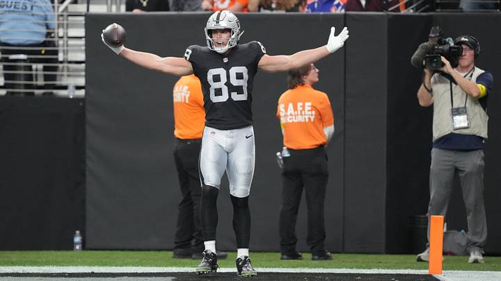Dec 7, 2025; Paradise, Nevada, USA; Las Vegas Raiders tight end Brock Bowers (89) reacts after catching a touchdown against the Denver Broncos during the first half at Allegiant Stadium. Mandatory Credit: Kirby Lee-Imagn Images Dec 7, 2025; Paradise, Nevada, USA; Las Vegas Raiders tight end Brock Bowers (89) reacts after catching a touchdown against the Denver Broncos during the first half at Allegiant Stadium. Mandatory Credit: Kirby Lee-Imagn Images
