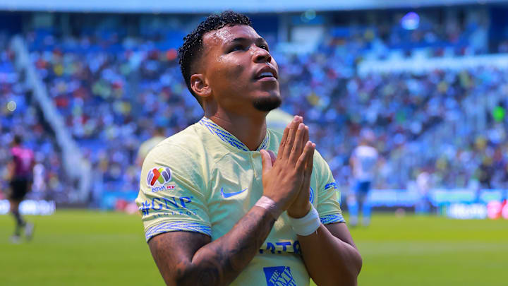 Roger Martínez celebra un gol con el América.