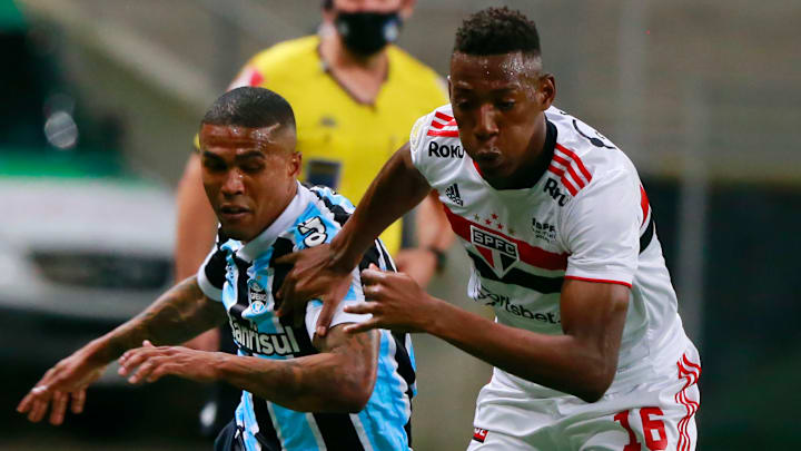 Douglas Costa é um dos nomes cotados para defender o São Paulo em 2022