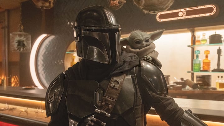 (L-R) Mandalorian (Pedro Pascal) and Grogu in Lucasfilm's THE MANDALORIAN AND GROGU. 
