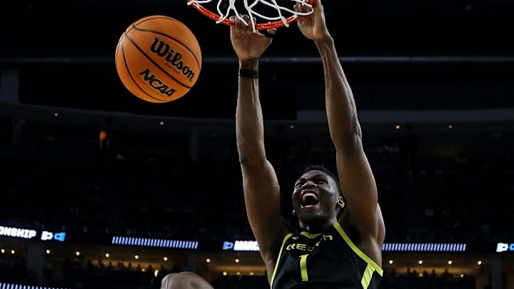 Mar 23, 2024; Pittsburgh, PA, USA; Oregon Ducks center N'Faly Dante (1) dunks.