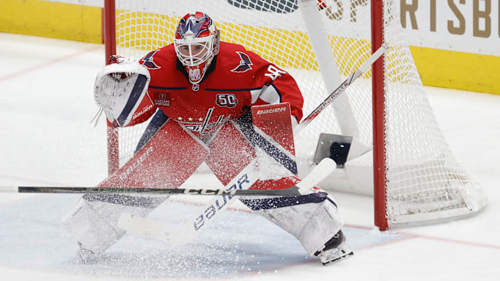 Logan Thompson guards the Capitals' goal against the Sabres.