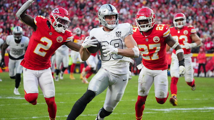 Nov 29, 2024; Kansas City, Missouri, USA; Las Vegas Raiders tight end Brock Bowers (89) scores a touchdown as Kansas City Chiefs cornerback Joshua Williams (2) and safety Chamarri Conner (27) chase during the second half at GEHA Field at Arrowhead Stadium. Mandatory Credit: Denny Medley-Imagn Images Nov 29, 2024; Kansas City, Missouri, USA; Las Vegas Raiders tight end Brock Bowers (89) scores a touchdown as Kansas City Chiefs cornerback Joshua Williams (2) and safety Chamarri Conner (27) chase during the second half at GEHA Field at Arrowhead Stadium. Mandatory Credit: Denny Medley-Imagn Images