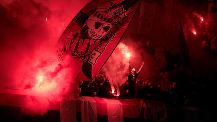 L'OGC Nice envoie un communiqué après un caillasse d'un bus de supporters. L'OGC Nice envoie un communiqué après un caillasse d'un bus de supporters.