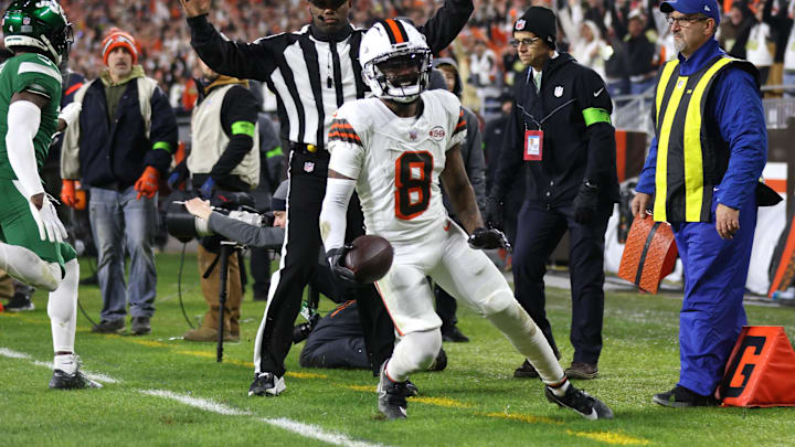 Dec 28, 2023; Cleveland, Ohio, USA; Cleveland Browns wide receiver Elijah Moore (8) catches a touchdown pass ahead of New York Jets cornerback D.J. Reed (4) during the first half at Cleveland Browns Stadium. 