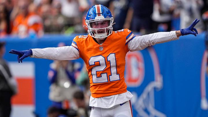 October 26, 2025: Denver Broncos cornerback Riley Moss (21) signals incomplete on a pass to the end zone in the first half of the football game between the Denver Broncos and Dallas Cowboys. October 26, 2025: Denver Broncos cornerback Riley Moss (21) signals incomplete on a pass to the end zone in the first half of the football game between the Denver Broncos and Dallas Cowboys.