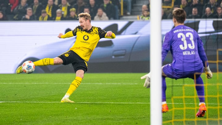 Julian Brandt trifft zum 1:0, doch zuvor lag wohl ein Foulspiel vor