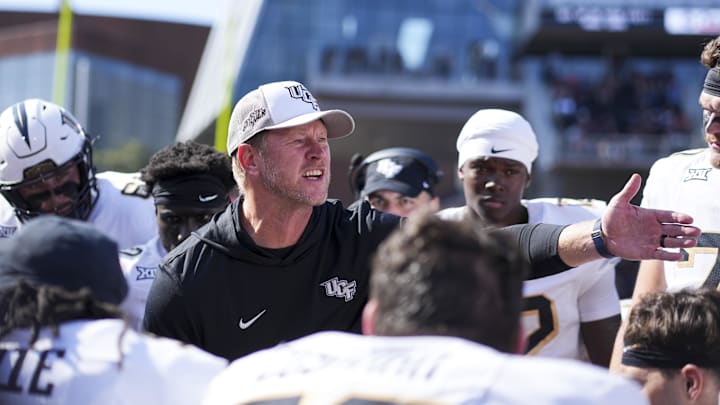 Cincinnati, Ohio, USA; UCF Knights head coach Scott Frost talks with his team on the sidelines in the game against the Cincinnati Bearcats in the second half at Nippert Stadium.