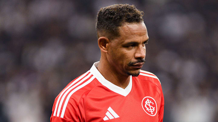 Volante de 35 anos tem contrato apenas até dezembro com o Inter