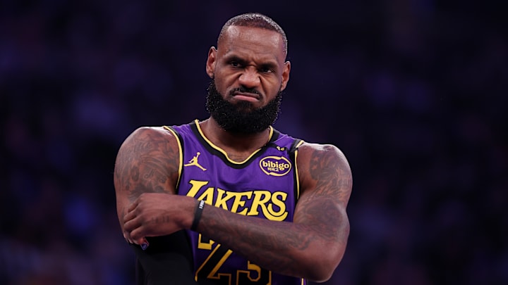 James seguirá con los Lakers el resto de la temporada